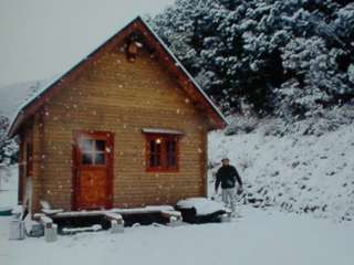 雪の中のログハウス