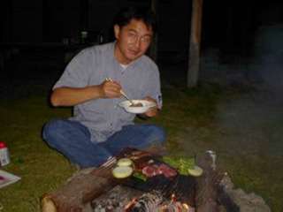 焼き肉を食べる利田さん