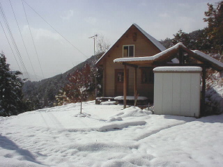 雪景色の中のログハウス